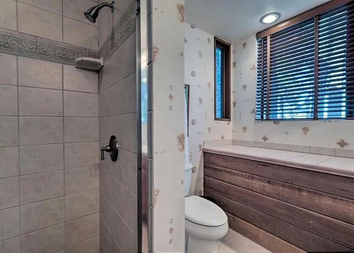 Upscale Country Club W/ Mtn Views! Casa vacanze