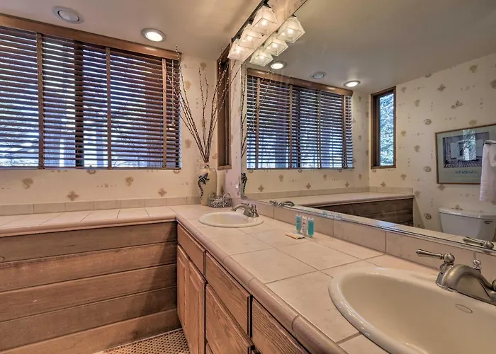 Upscale Country Club W/ Mtn Views! Casa vacanze *