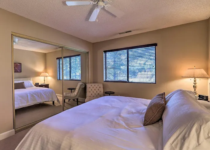 Upscale Country Club W/ Mtn Views! Casa vacanze *